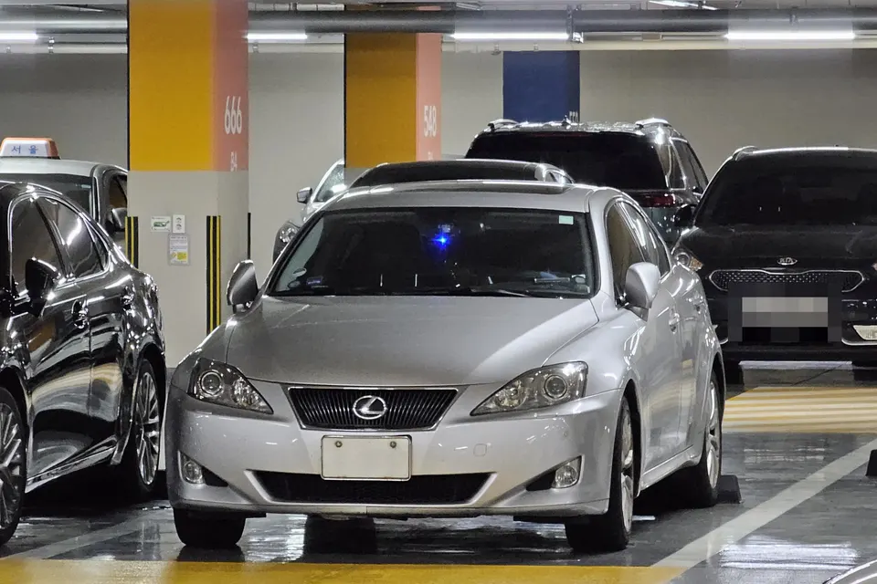 Silver second-generation Lexus IS 250 GSE20 saloon, front three-quarter view