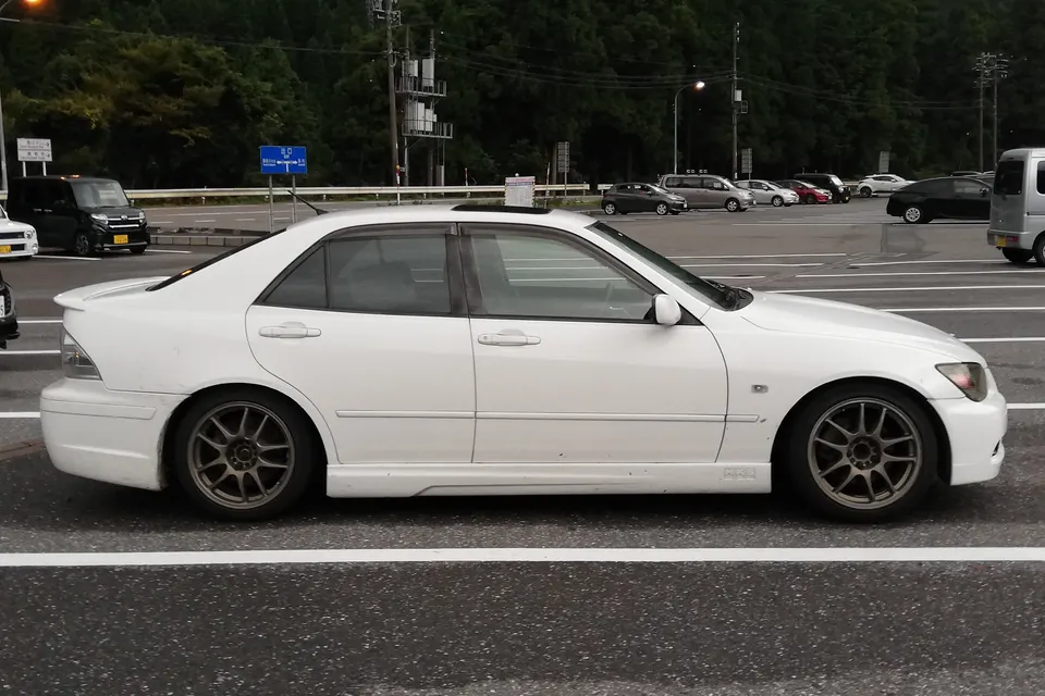 Toyota Altezza RS200 saloon, front three-quarter view