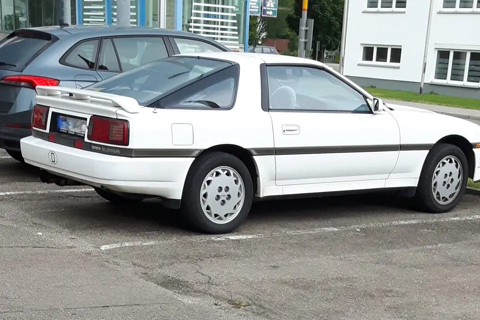 White third-generation Toyota Supra A70 coupé, rear three-quarter view
