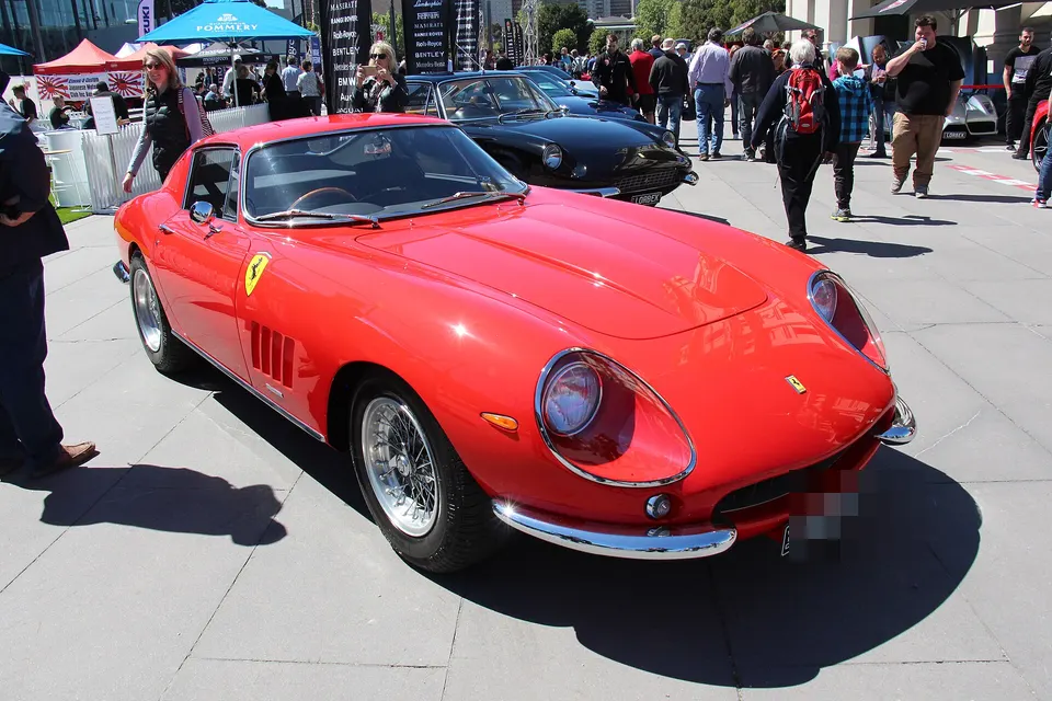 Red Ferrari 275 GTB/4, front three-quarter view