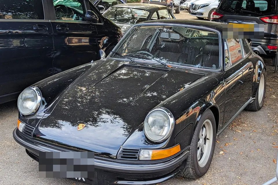 Black Porsche 911 Carrera RS 2.7, front three-quarter view