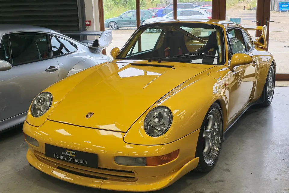 Porsche 911 Carrera RS Type 993, front three-quarter view