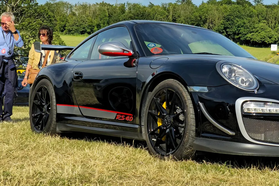 White Porsche 911 GT3 RS 4.0 Type 997.2, side view