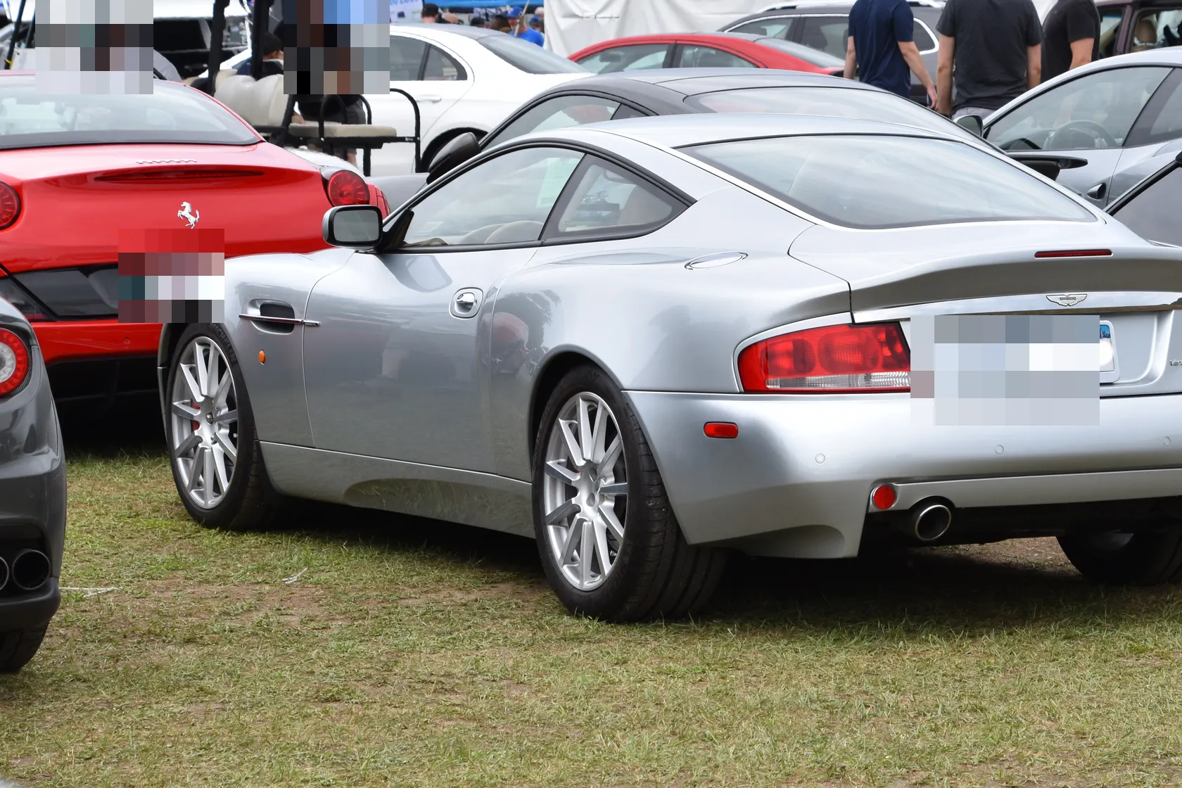 Aston Martin V12 Vanquish S in front three-quarter view