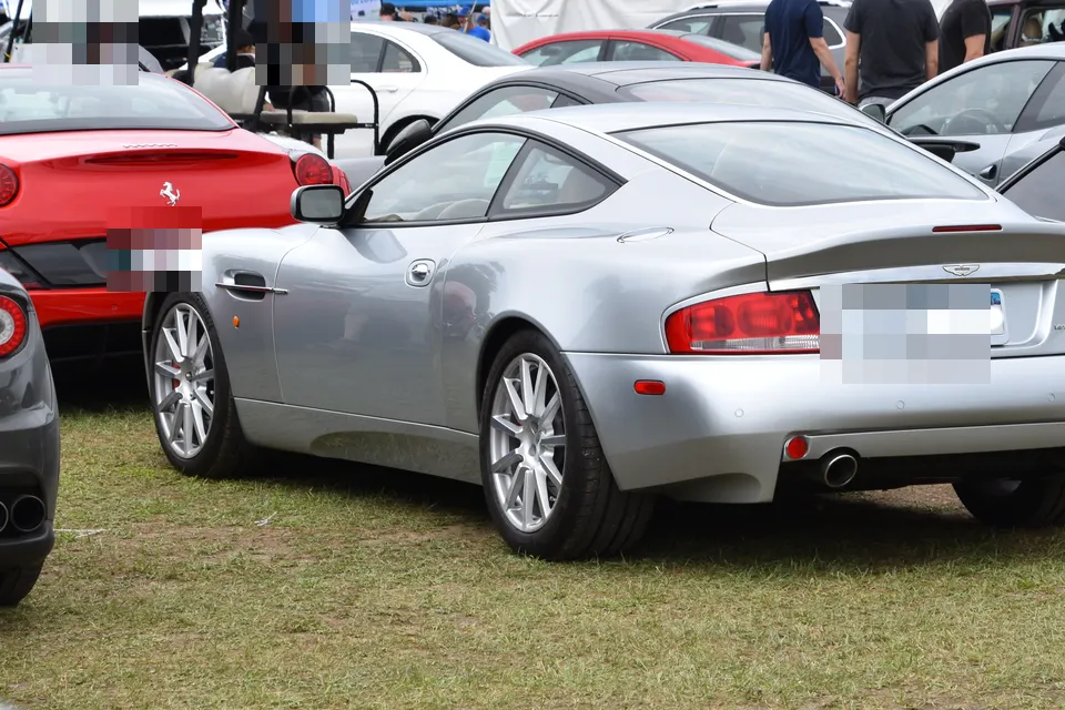 Aston Martin V12 Vanquish S in front three-quarter view