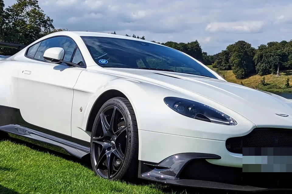 Aston Martin Vantage GT8 in front three-quarter view