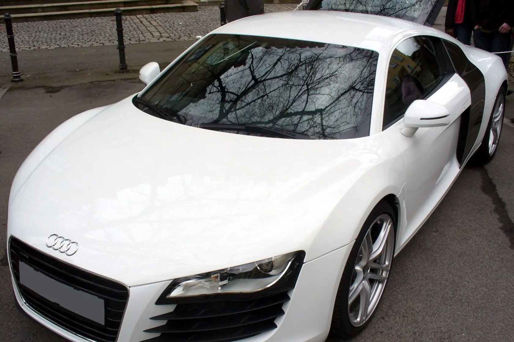 White first-generation Audi R8 4.2 FSI quattro in front three-quarter view