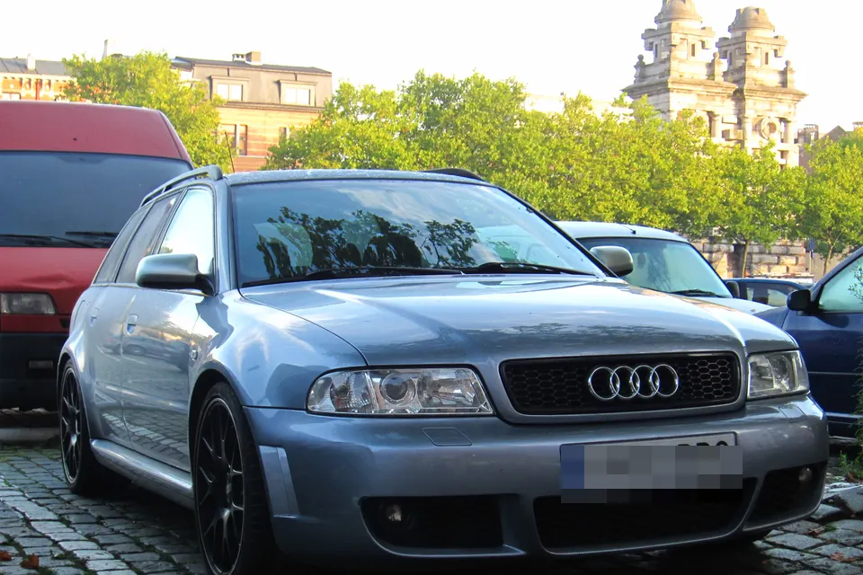Silver Audi RS 4 Avant B5 in front three-quarter view