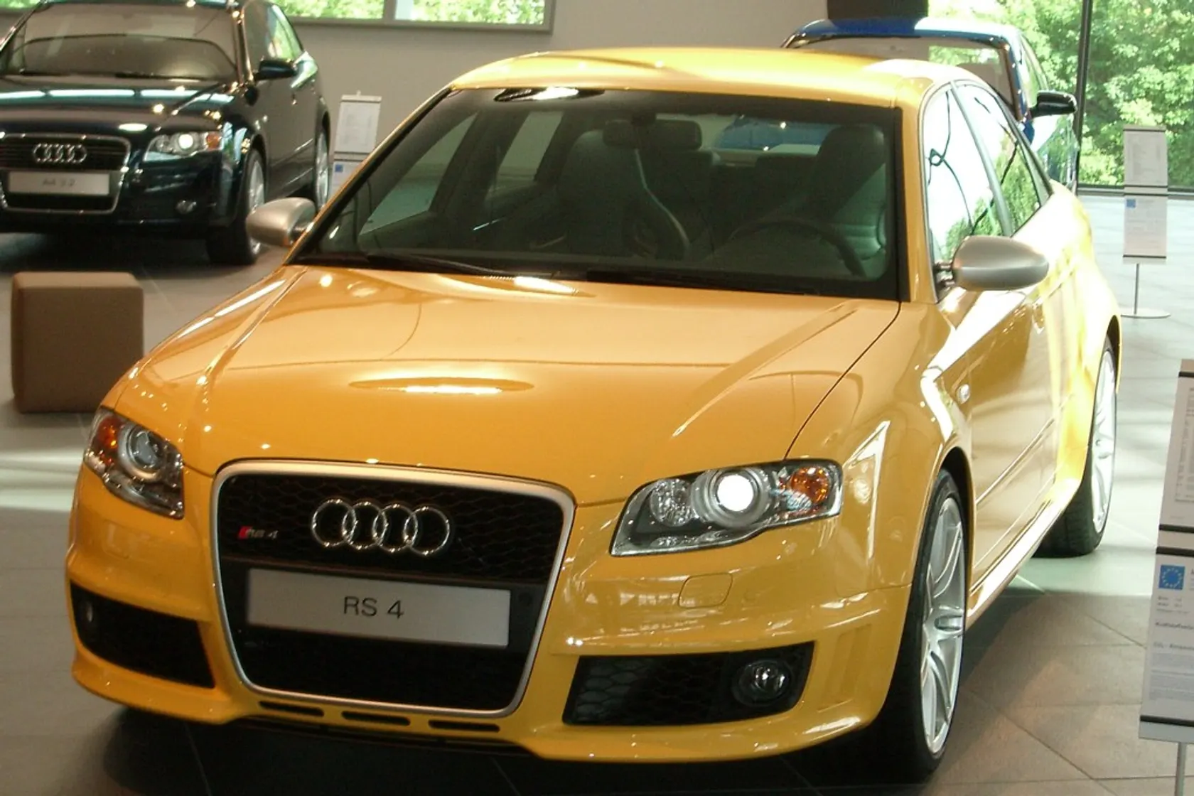 Yellow Audi RS 4 B7 saloon in front three-quarter view