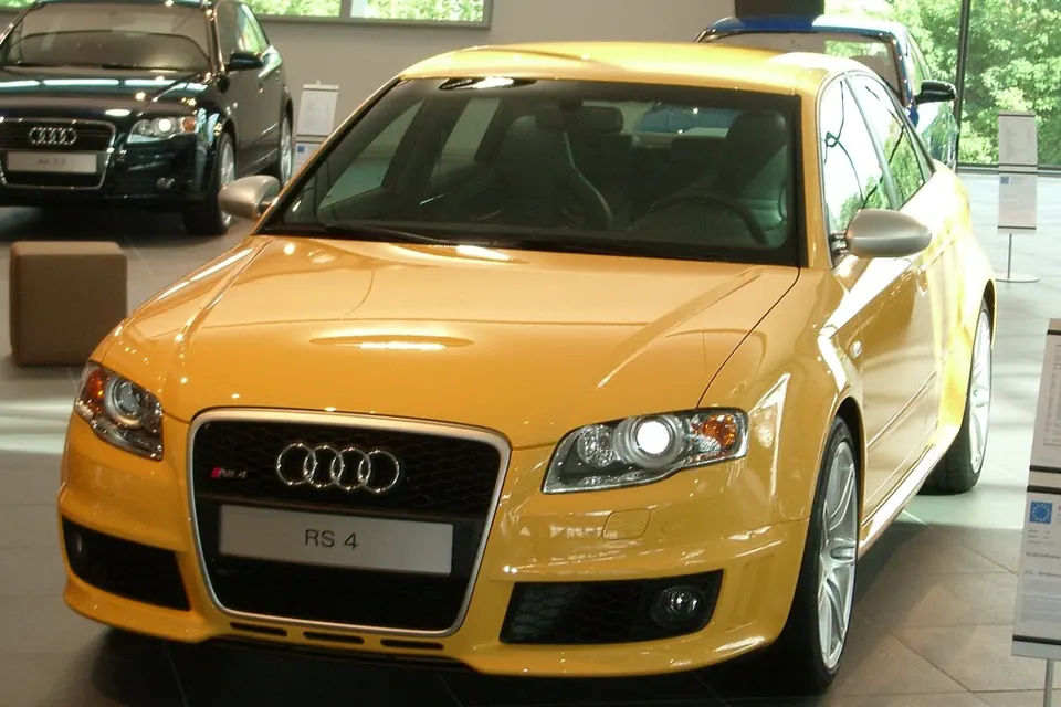 Yellow Audi RS 4 B7 saloon in front three-quarter view