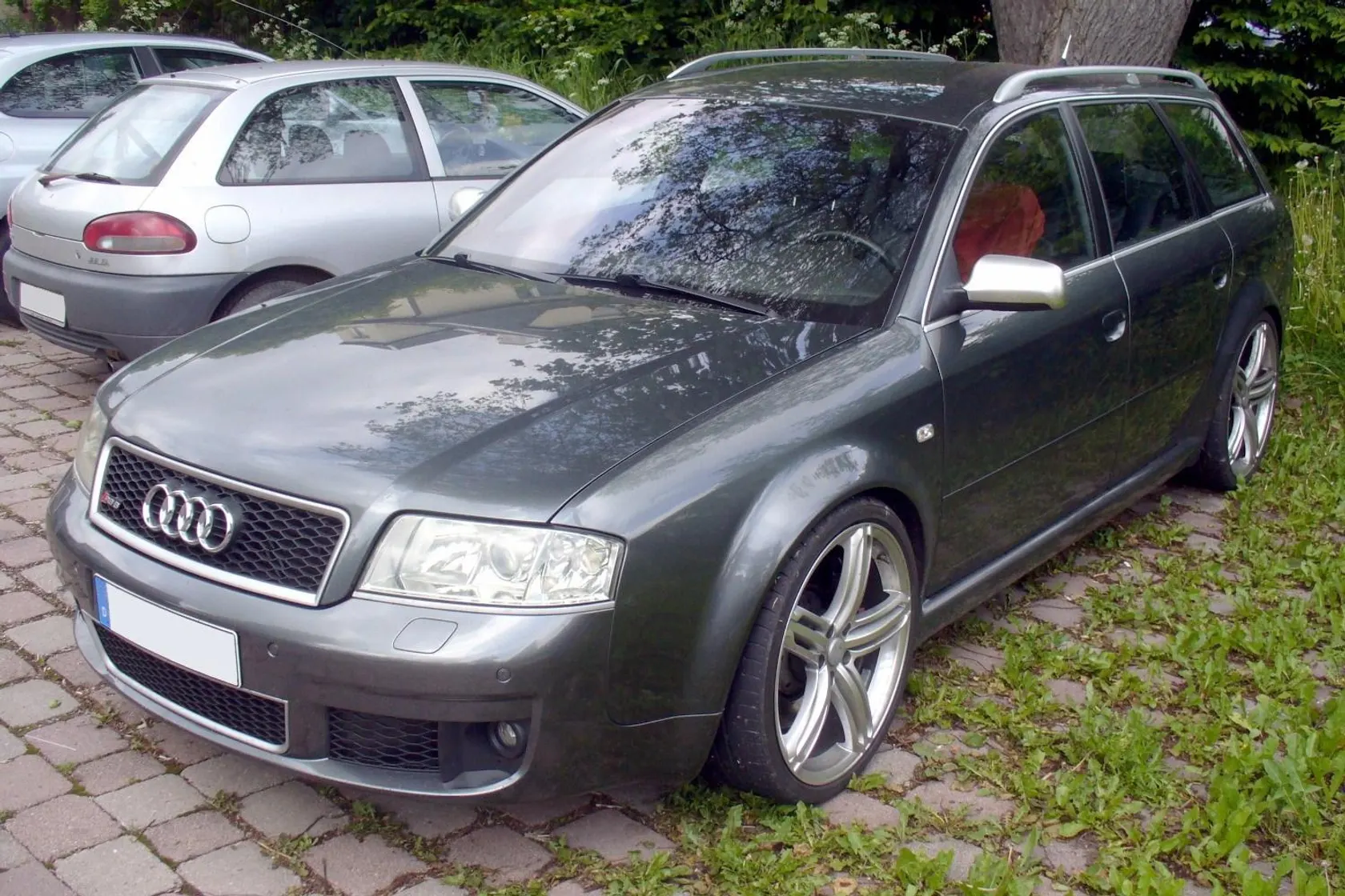 Grey Audi RS 6 Avant C5 in front three-quarter view