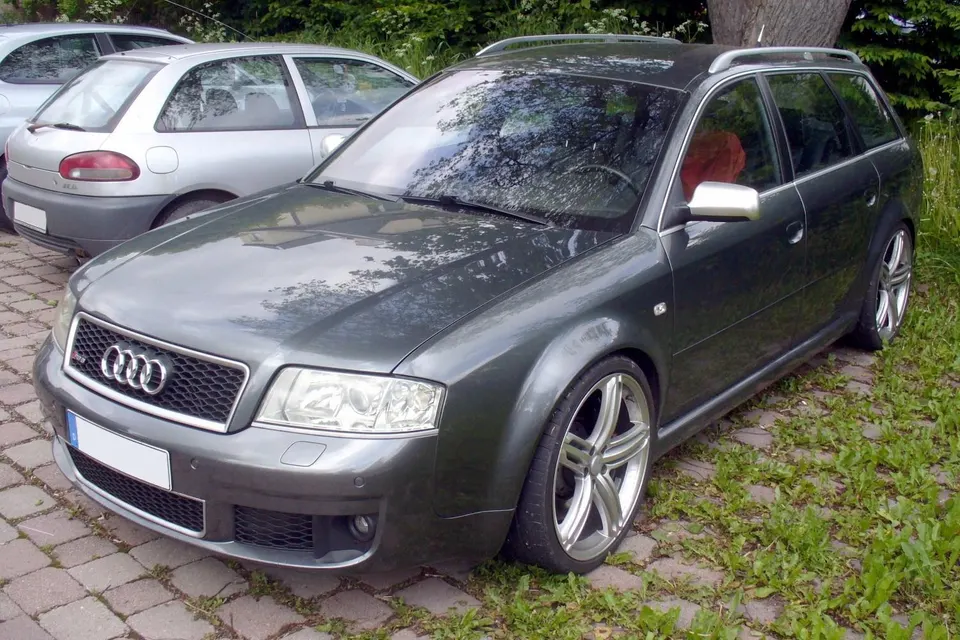 Grey Audi RS 6 Avant C5 in front three-quarter view