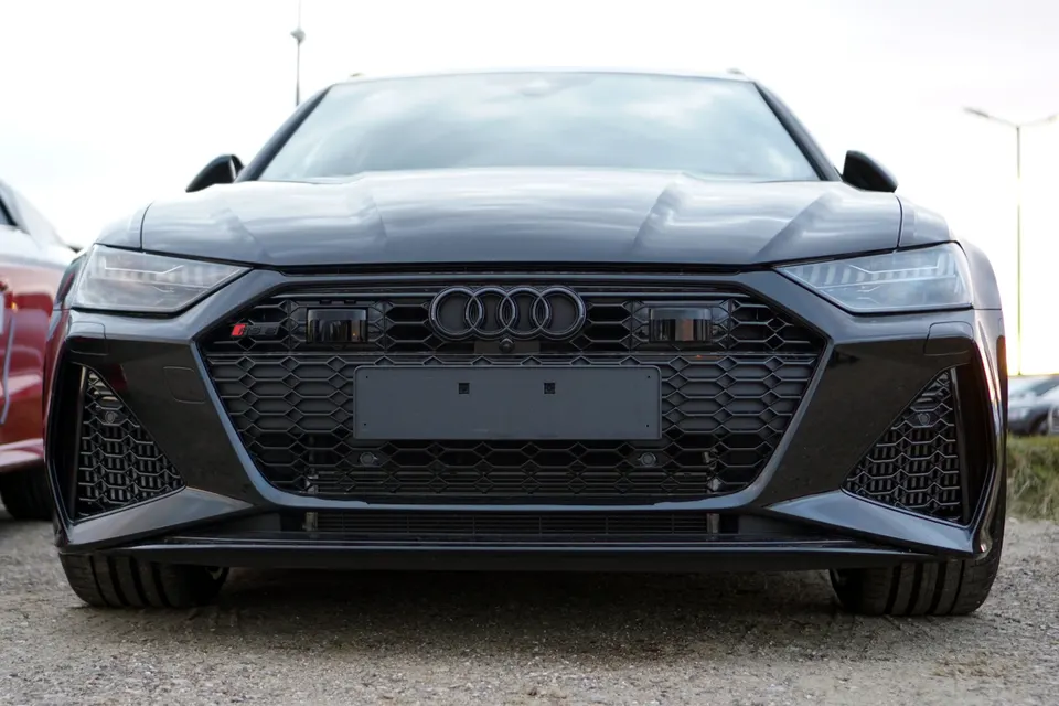 Grey Audi RS 6 Avant C8 in front three-quarter view