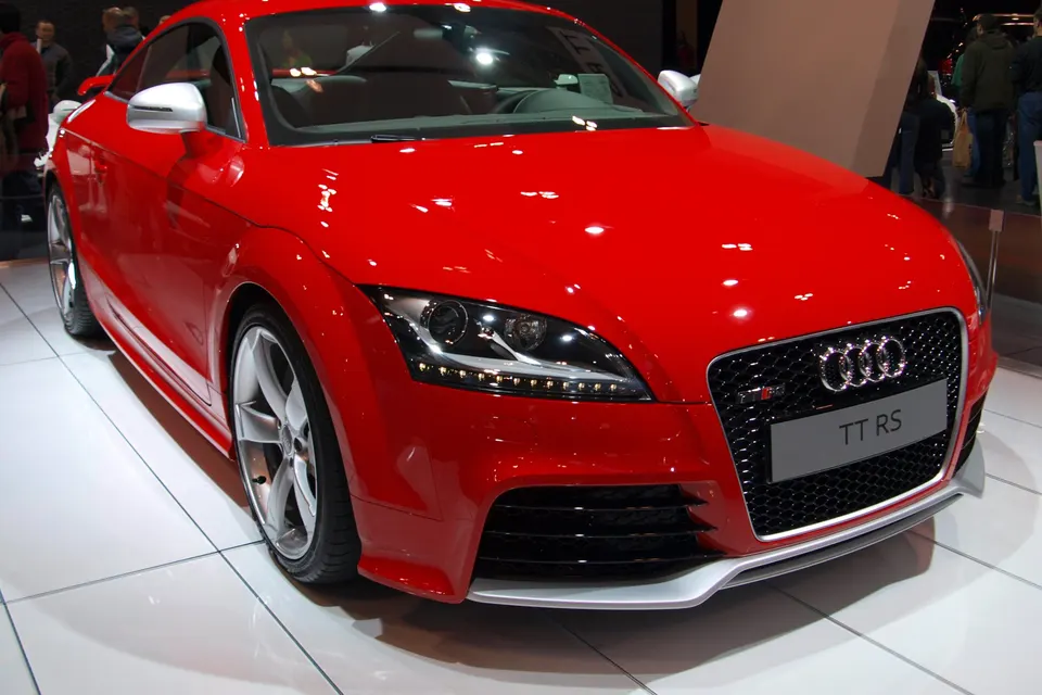 Red first-generation Audi TT RS coupé in front three-quarter view