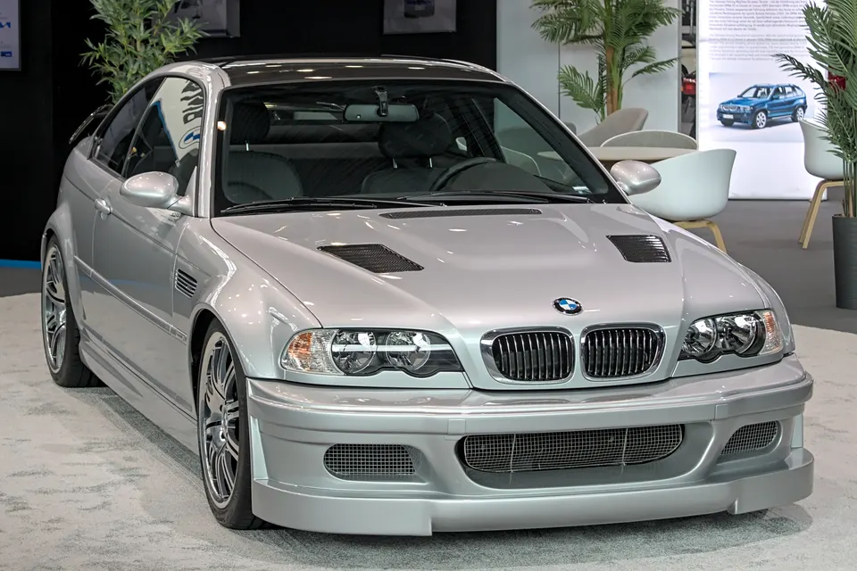 BMW M3 GTR Strassenversion road car in right-front view
