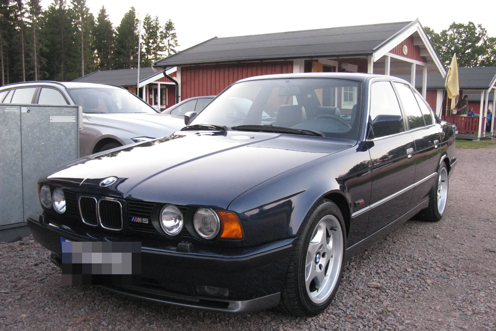 BMW M5 3.8 E34 saloon in front three-quarter view