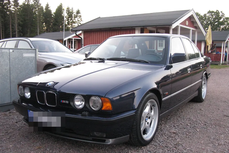 BMW M5 3.8 E34 saloon in front three-quarter view