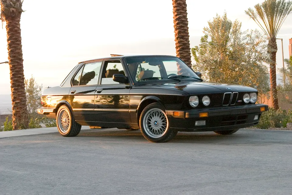 BMW M5 E28 viewed from the side