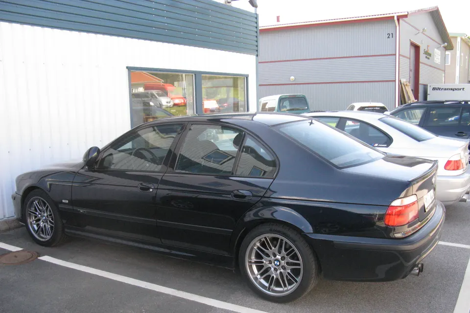 BMW M5 E39 in front three-quarter view