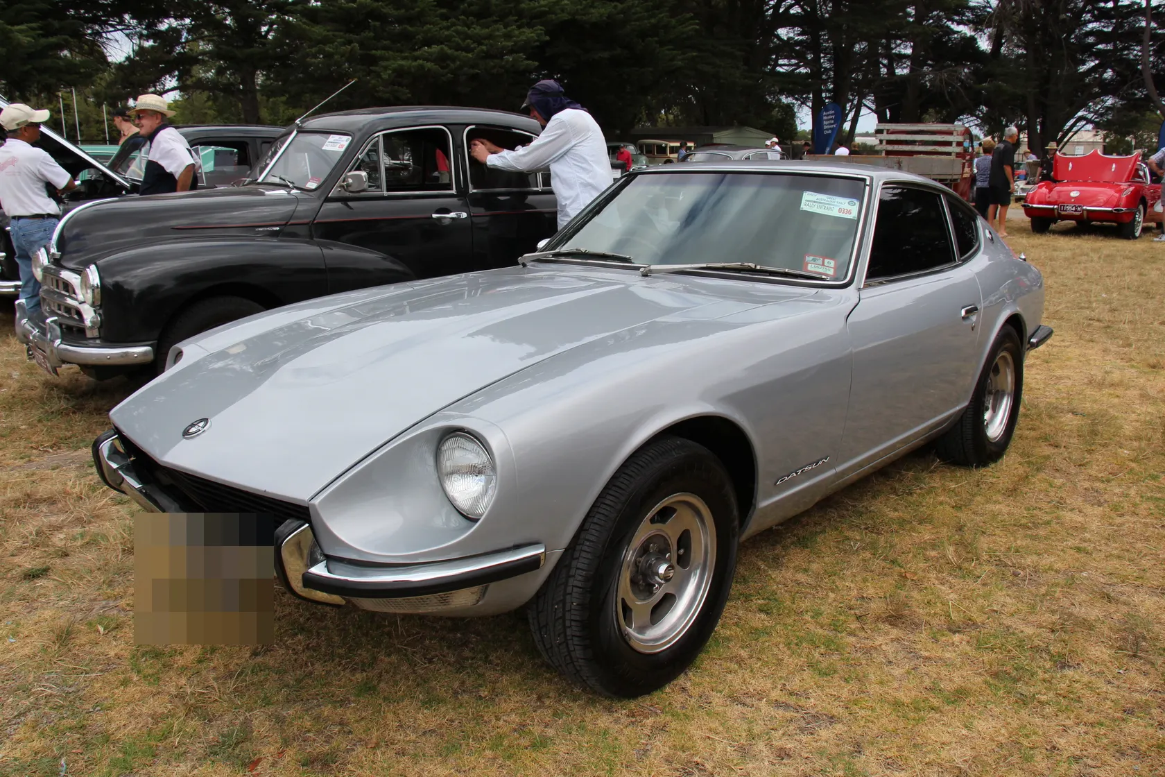 Orange 1972 Datsun 240Z coupé in front three-quarter view