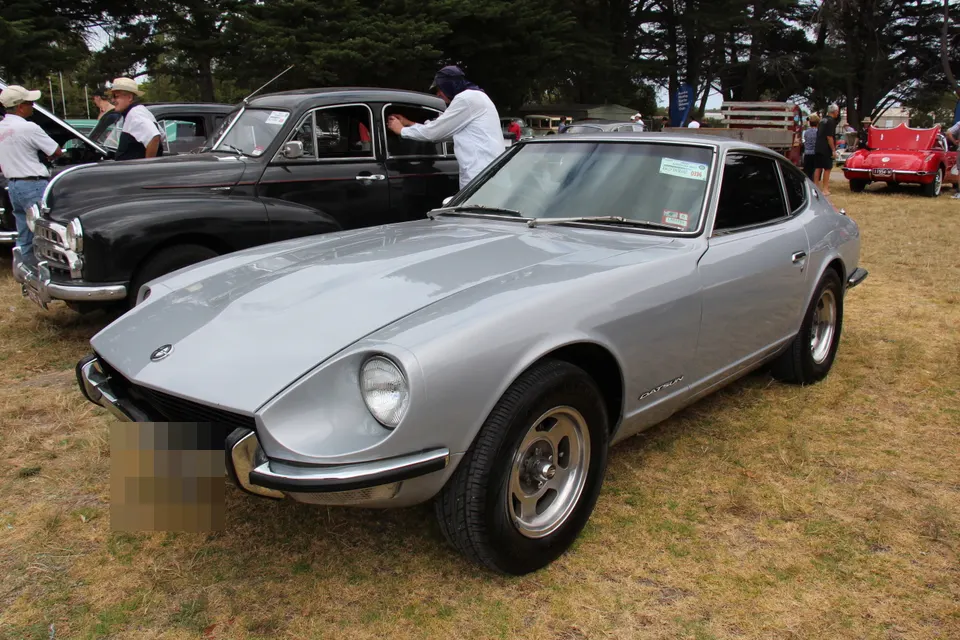 Orange 1972 Datsun 240Z coupé in front three-quarter view