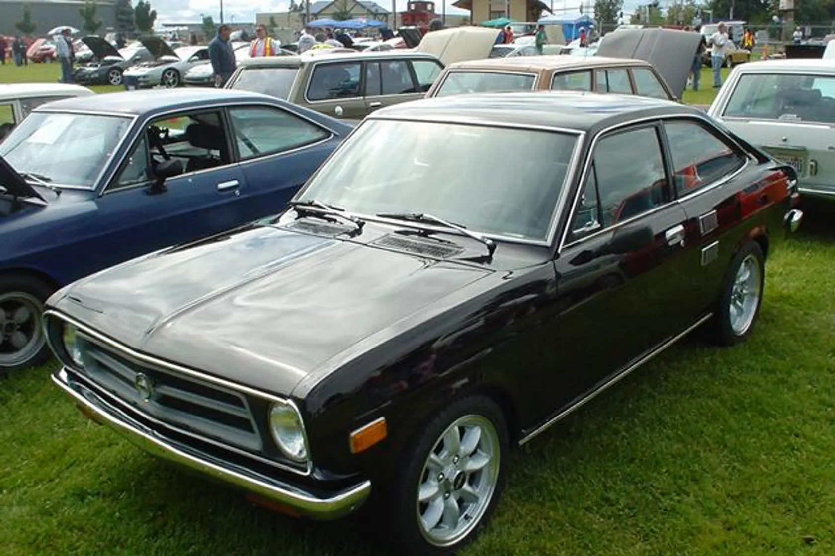 Dark Datsun Sunny KB110 fastback coupé in front three-quarter view