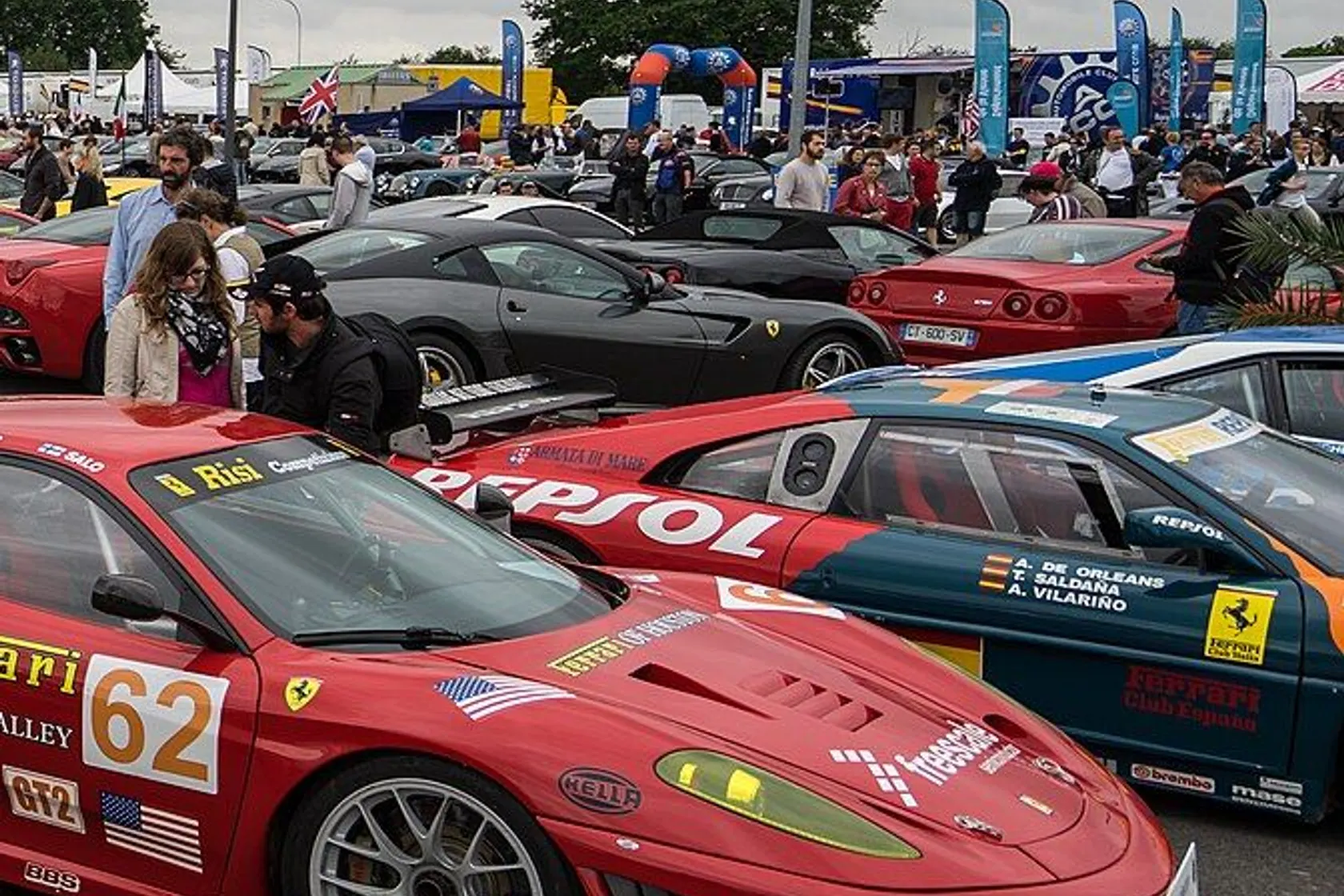 Repsol-liveried Ferrari 348 GT Competizione at right in a multi-car display