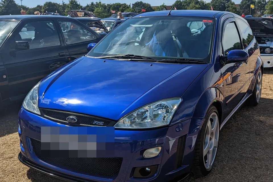 Blue 2003 Ford Focus RS Mk I in front three-quarter view