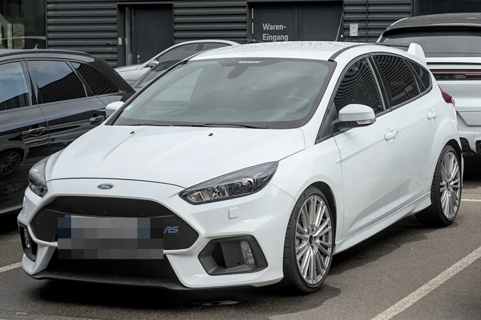 Blue Ford Focus RS Mk III in front three-quarter view
