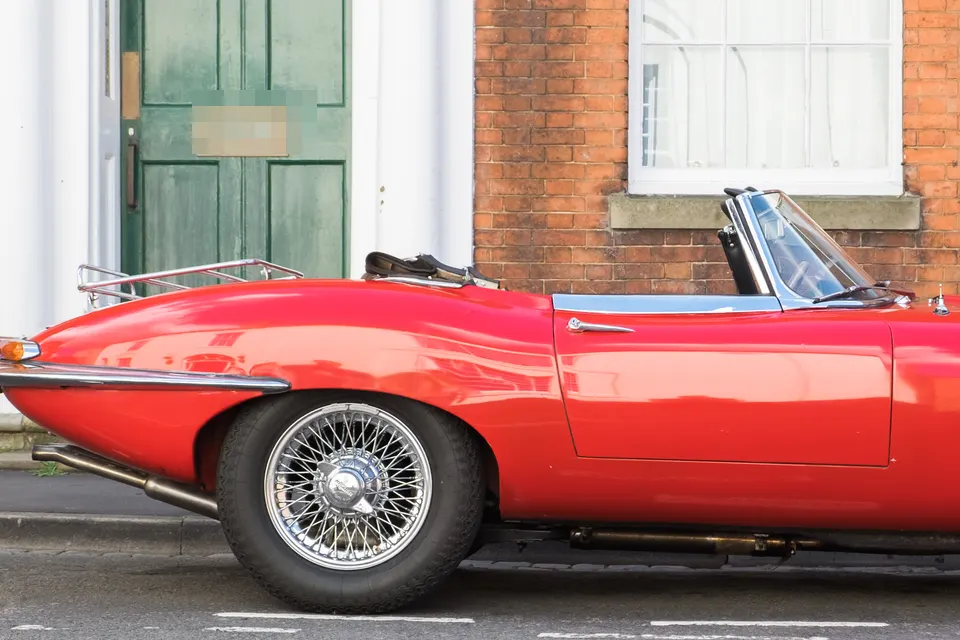 1967 Jaguar E-type Series 1 4.2 roadster in front three-quarter view