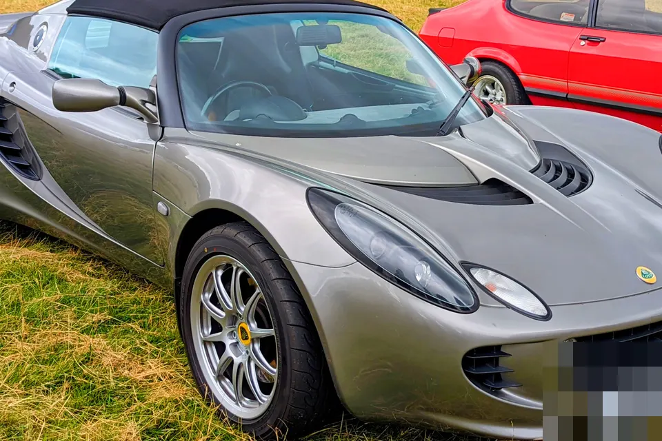 2004 Lotus Elise 111R Type 111 in front three-quarter view