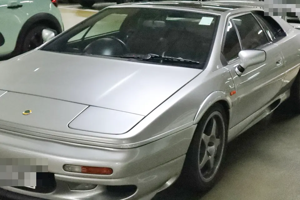 Lotus Esprit V8 Type 82 in front three-quarter view