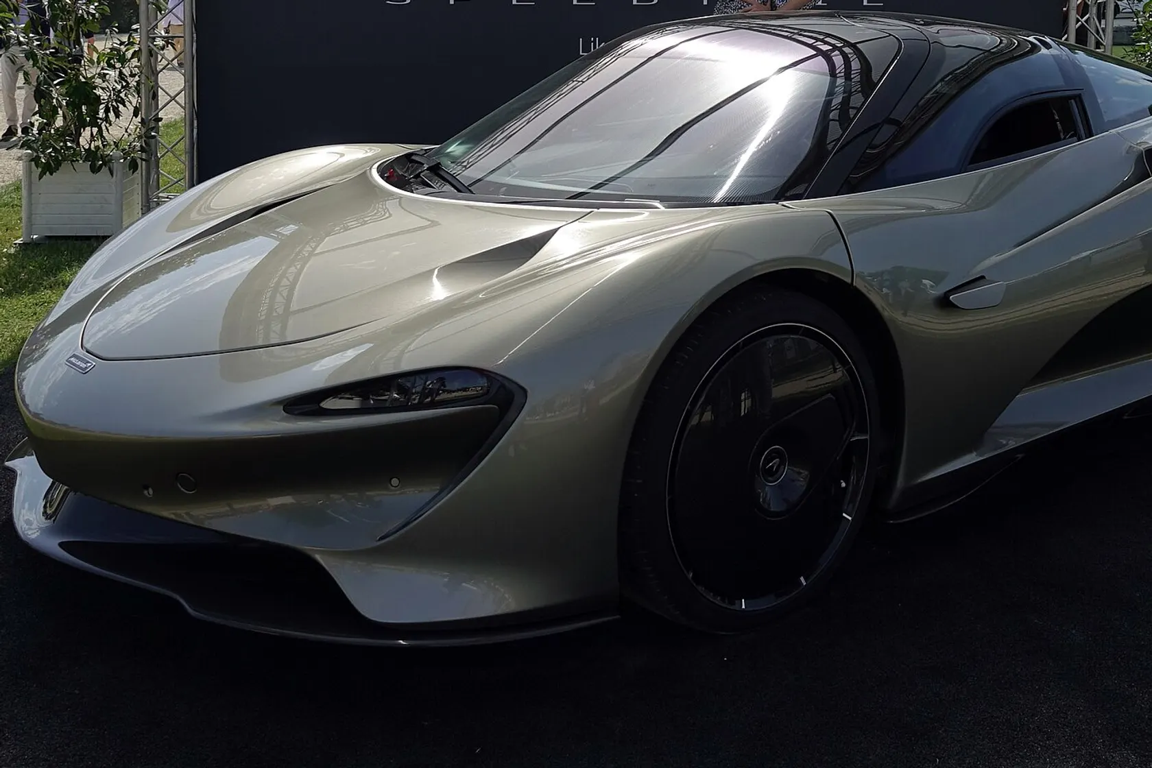 McLaren Speedtail Hyper-GT in front three-quarter view