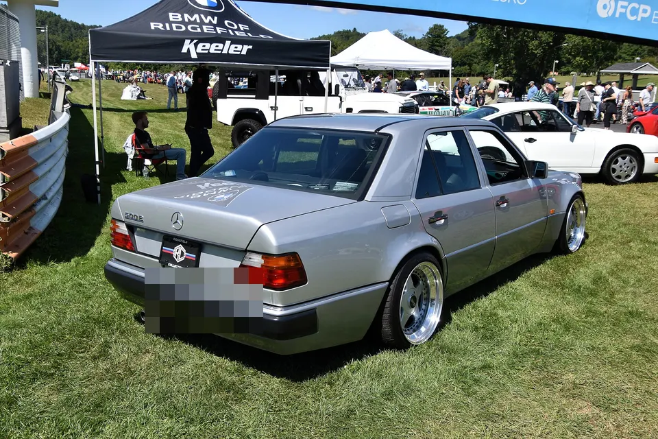 Black Mercedes-Benz 500 E, front three-quarter view