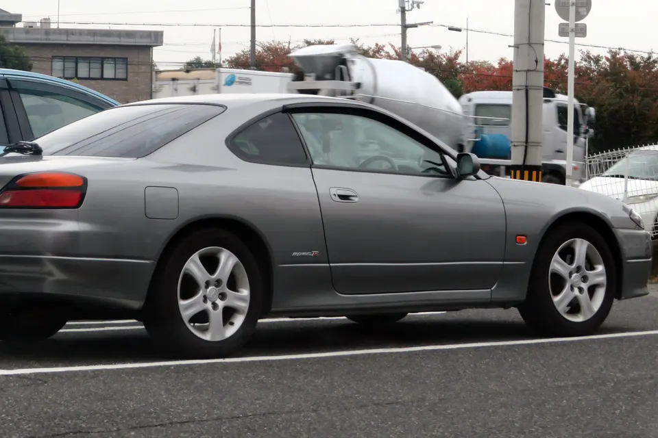 Silver Nissan Silvia spec-R S15 in side profile