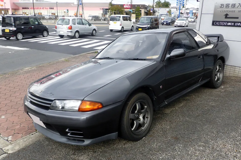 Grey Nissan Skyline GT-R BNR32 in front three-quarter view