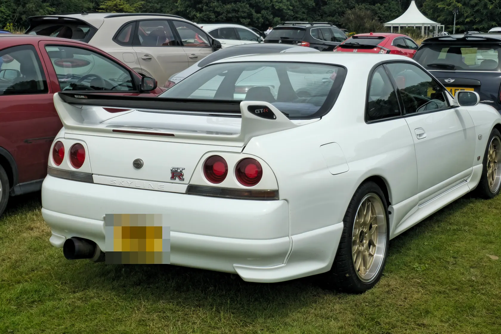 Silver Nissan Skyline GT-R V-Spec BCNR33 in front three-quarter view