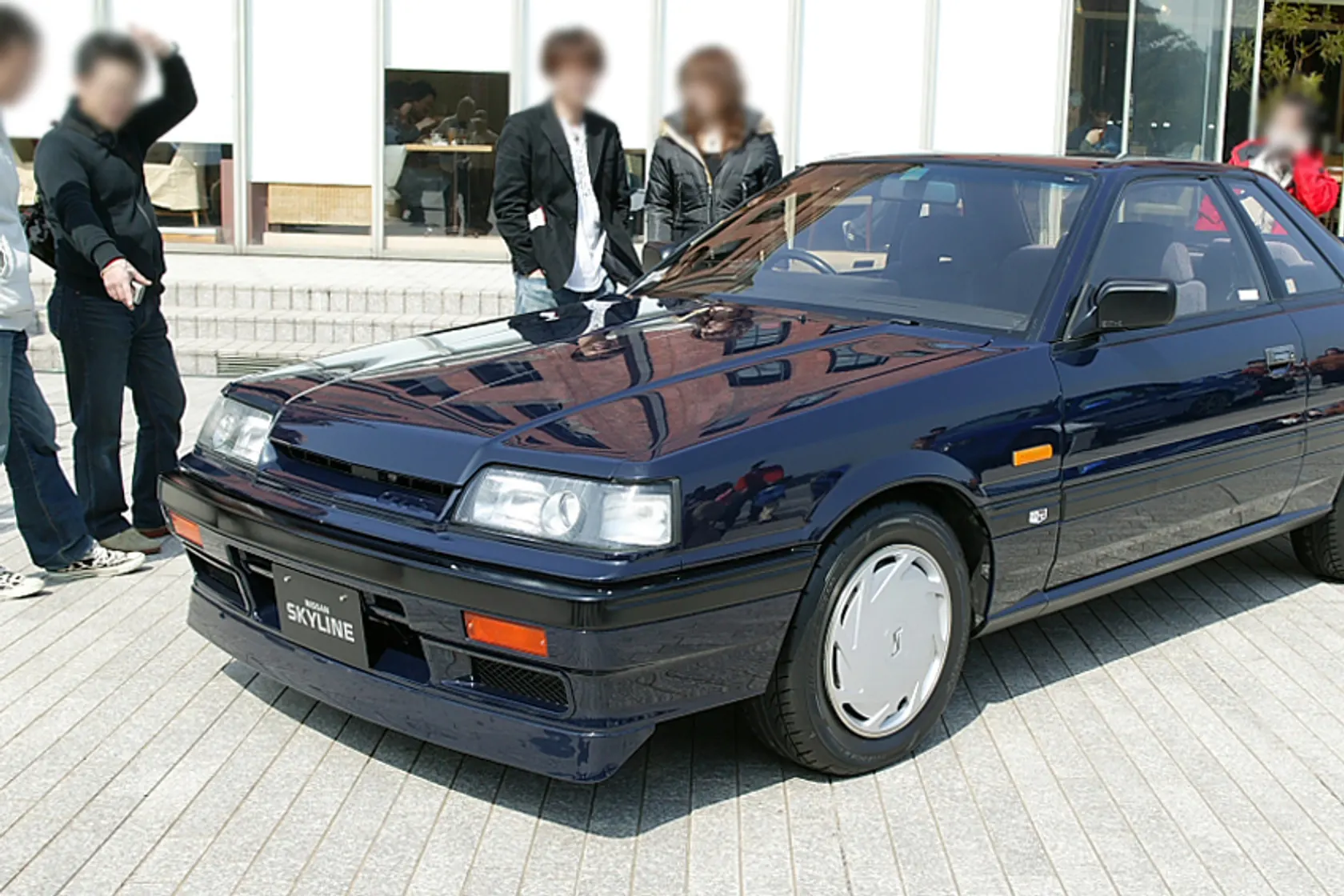 Dark blue Nissan Skyline GTS-R R31 in front three-quarter view