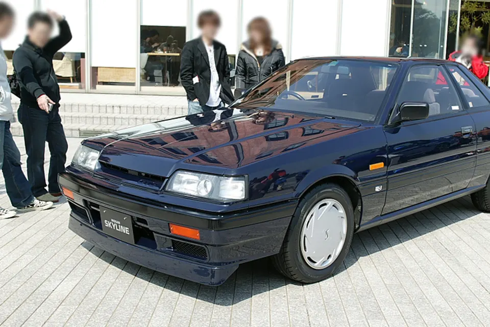 Dark blue Nissan Skyline GTS-R R31 in front three-quarter view
