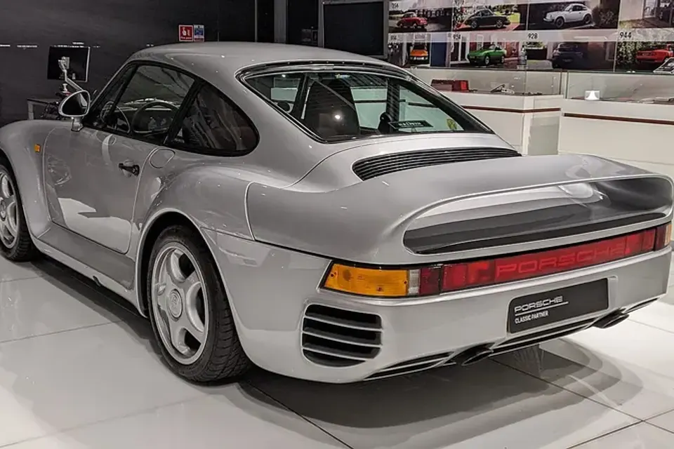 Silver Porsche 959, rear three-quarter view