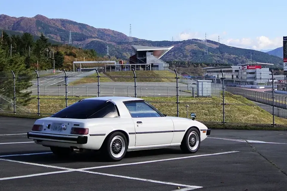 First-generation Mazda Savanna RX-7 SA22C