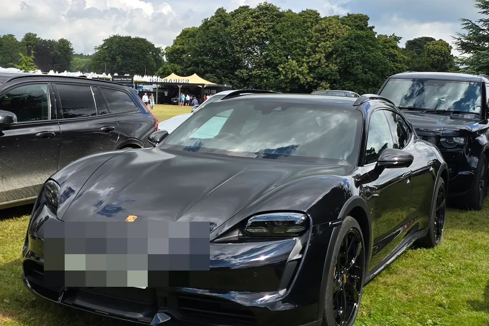 Porsche Taycan Turbo S Cross Turismo
