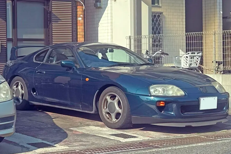 Toyota Supra RZ JZA80 in front three-quarter view